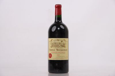une bouteille de vin rouge posée sur une table