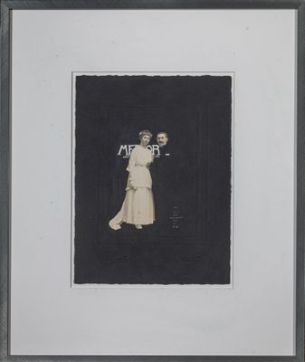 une vieille photo d'une femme en robe blanche tenant une fleur