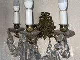trois lumières sur le mur d'un lustre