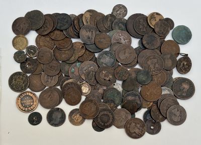 une pile de pièces de monnaie posée sur une table à côté d'un téléphone portable