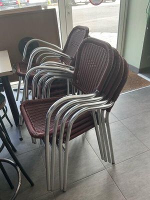 many chairs that are lined up in front of a table