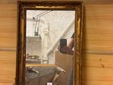une photo du reflet d'une personne dans un miroir