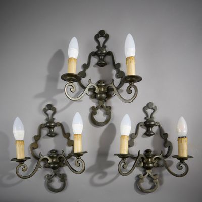 Ensemble de trois appliques en étain à deux bras de lumière.…