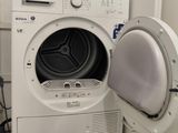 un lave-linge et un sèche-linge blancs dans une petite pièce