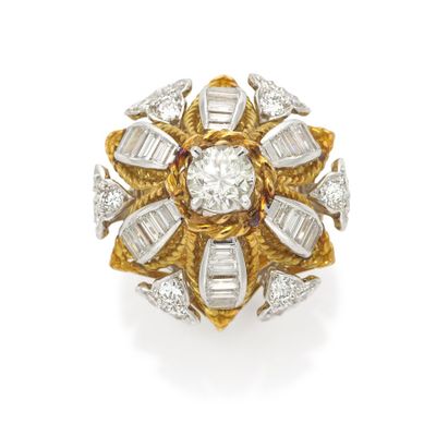 une bague en diamant et en or, signée Van Cleef
