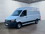 La camionnette blanche est garée dans la pièce vide de l'immeuble.