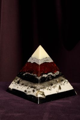 une image représentant un objet en forme de pyramide posé sur une surface violette