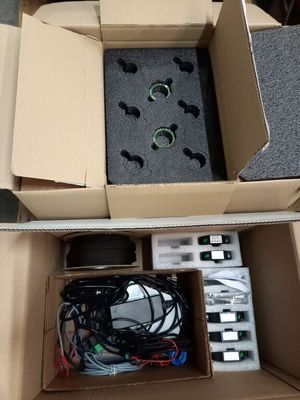 une boîte contenant tout un tas d'appareils électroniques