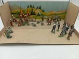 de nombreuses figurines dans une boîte en carton posée sur une table