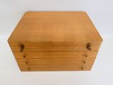 une petite boîte en bois posée sur une table