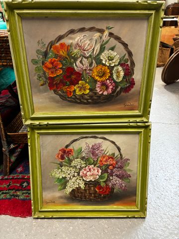 En pendant, deux paniers fleuris. Huile sur toile. Signée Girarde...