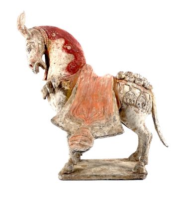 statue d'un cheval avec une selle sur le dos, sur fond blanc