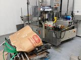 une photo d'une machine qui se trouve dans un entrepôt