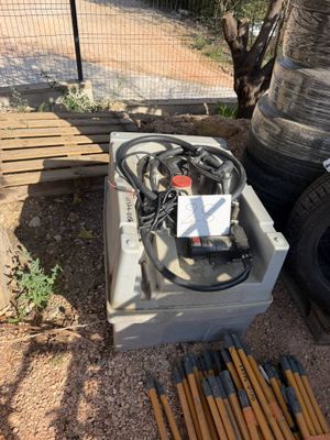 une boîte avec tout un tas de fils dessus, à côté d'une pile de pneus