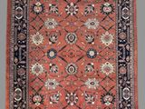 un tapis rouge et noir orné d'un motif floral
