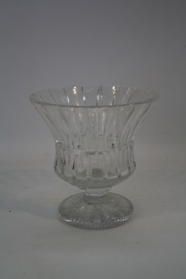 un saladier en verre transparent posé sur une surface blanche