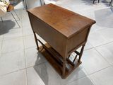 une petite table en bois surmontée d'un tiroir