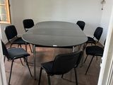 une table et des chaises dans une pièce avec un parquet