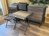 des tables et des chaises dans une pièce où se trouve une plante dans un coin