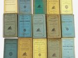 plusieurs vieux livres sont empilés sur une surface blanche
