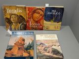 trois livres sont posés sur une table les uns à côté des autres