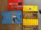 Plusieurs outils sont disposés les uns à côté des autres sur le sol.