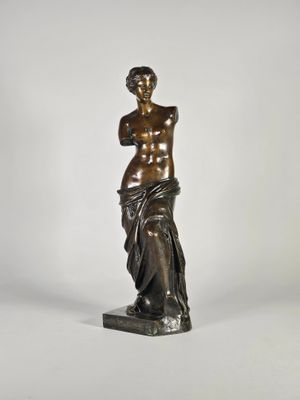 statue en bronze représentant un homme avec une serviette sur l'épaule