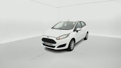 une Ford Fiesta blanche garée dans une pièce blanche
