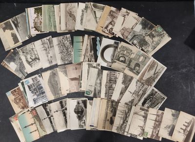 un lot de vieilles cartes postales sur une table