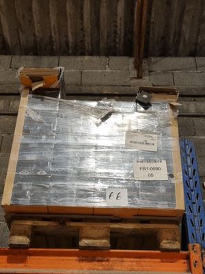 une palette sur laquelle se trouve une caisse, elle-même posée sur une autre palette