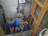 une photo d'une petite pièce remplie d'outils