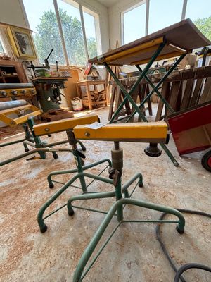 une pièce où il y a beaucoup de chaises et de tables