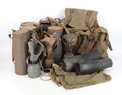 un tas de vieux masques à gaz et d'autres objets par terre