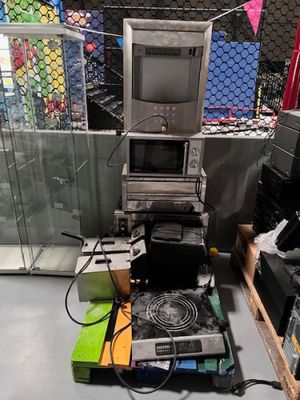 un micro-ondes posé sur une table dans une pièce