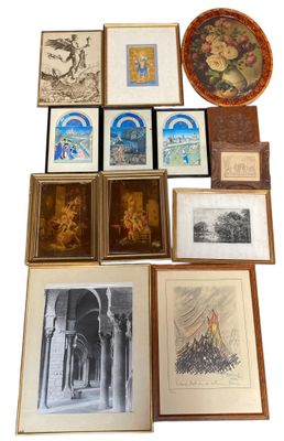 beaucoup de photos encadrées et de photos accrochées au mur