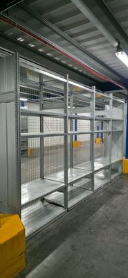 une longue étagère métallique au milieu d'une pièce