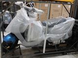 un scooter emballé dans du plastique et posé sur un support