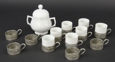 Sept tasses à café en porcelaine blanche à monture en métal …