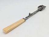 un vieux marteau avec un manche en bois posé sur une surface blanche