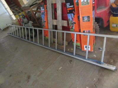 une pile de cartons orange posée sur une clôture métallique