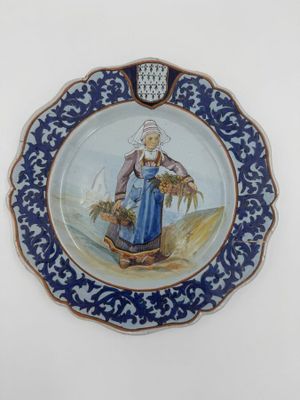 une assiette bleue et blanche avec une image de femme dessus