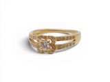 Gros plan sur une bague en or ornée d'un diamant
