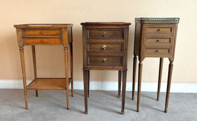 trois tables en bois munies de tiroirs dans une pièce