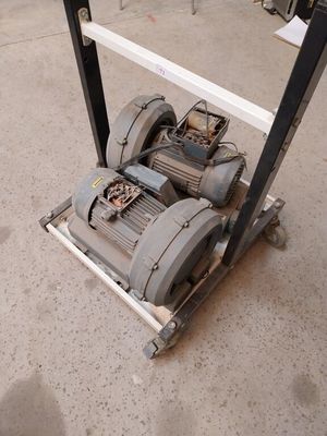 une machine posée par terre à côté d'un poteau