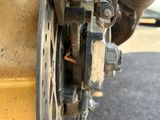 un gros plan sur une roue de moto dans la rue
