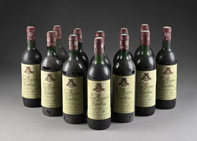 six bouteilles de vin sont alignées sur une table