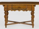 une vieille table en bois avec un tiroir en dessous sur fond blanc