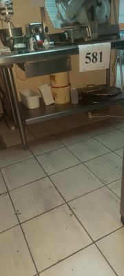 une image d'une cuisine avec une cuisinière et un évier