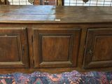 une grande armoire en bois surmontée d'une porte