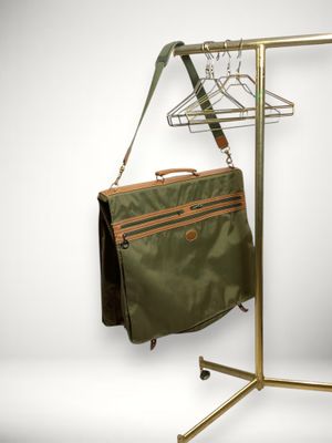 un sac suspendu à un portant à vêtements, à côté d'un porte-manteau